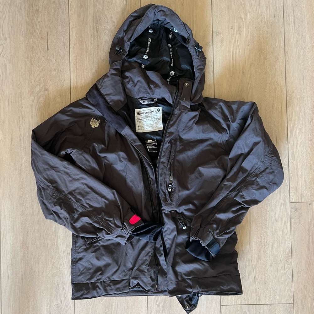 Mission Six snowboarding skiing jacket size L fits like M